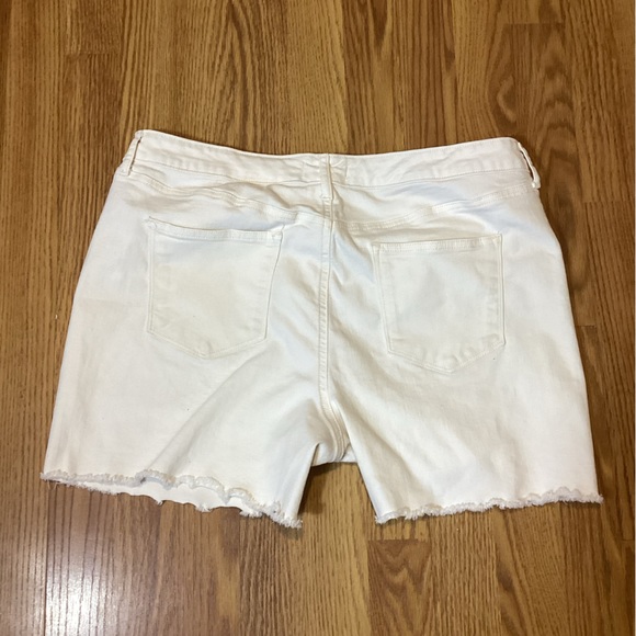 Women’s shorts size 18 color white - Picture 7 of 9